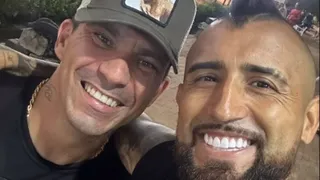 Arturo Vidal se volvió a reunir con Gary Medel a la espera de sellar su partida a A. Paranaense