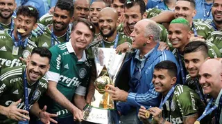 Jair Bolsonaro entregó la copa de campeón a Palmeiras y se unió a sus festejos en Brasil