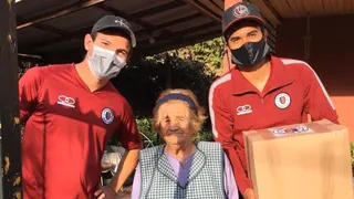 Jugadores de Deportes Santa Cruz repartieron cajas de mercadería a adultos mayores