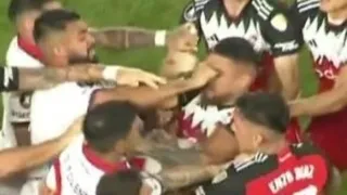 Paulo Díaz recibió un combo en la cara y su rival siguió en la cancha