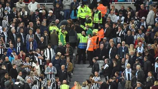 Emergencia médica en la tribuna generó conmoción en duelo entre Newcastle y Tottenham