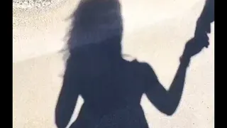 ¿Con Alexis? Anna Modler paseó acompañada por la playa