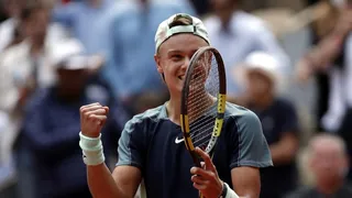 Holger Rune sorprendió a Tsitsipas y lo eliminó de Roland Garros