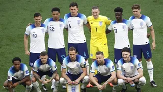 Jugadores de Inglaterra se arrodillaron antes del duelo ante Irán