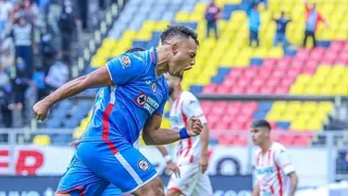 Hinchas de Cruz Azul “apretaron” a Iván Morales por malos resultados: “Regrésate a tu país”