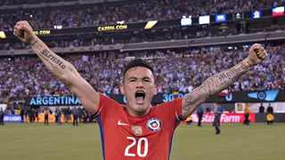 Los saludos de La Roja y U. de Chile para el cumpleañero Charles Aránguiz
