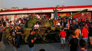 “Ultras” de Estrella Roja llevaron un tanque a las afueras del estadio para duelo de Champions