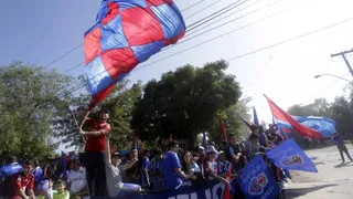El “banderazo” de la U culminó con incidentes entre hinchas y Carabineros