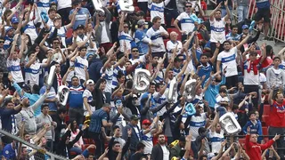 Hinchas de U. Católica llegaron al Estadio Nacional con provocadores globos en forma de B