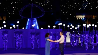 La “Familia Herrera” de “Los 80” la rompió con intervención poética en Santiago 2023