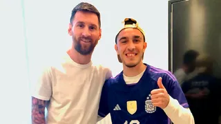 Fanático esperó a Messi por diez horas afuera de su casa y consiguió un autógrafo