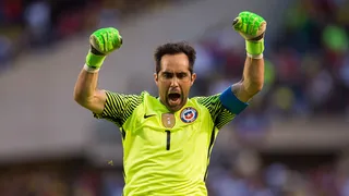 Conmebol destacó a Claudio Bravo entre los “grandes héroes” en el día internacional del arquero