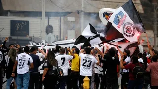 Hinchas interrumpieron declaraciones de Stöhwing y protestaron contra Blanco y Negro