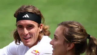 Stefanos Tsitsipas y Paula Badosa derrochan amor en prácticas para Wimbledon