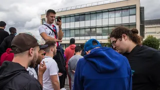 Hinchas de PSG esperan por Messi en el Aeropuerto de Le Bourget