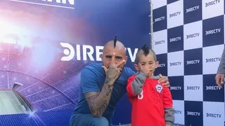 Cumplió su sueño: Arturo Vidal compartió con niño iraní que viajó a conocerlo