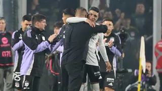 Abrazo de despedida: La fuerte señal que anticipa la salida de Jorge Almirón de Colo Colo