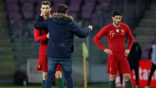 Hincha invadió la cancha e intentó besar a Cristiano Ronaldo