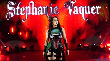 Stephanie Vaquer hizo ganar a su equipo en infartante batalla de 8 mujeres en WWE RAW