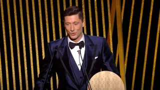Robert Lewandowski fue premiado como el Mejor Delantero del Año en gala del Balón de Oro