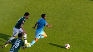 Jason León se salvó de la roja tras pisotón a Puch en la final de ida en la liguilla de Ascenso