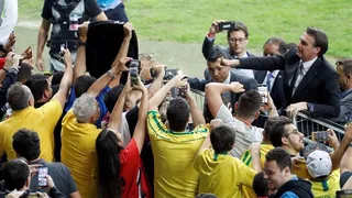 Jair Bolsonaro compartió con hinchas brasileños durante el duelo con Argentina en el Mineirao