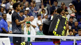 Félix Auger-Aliassime avanzó a semifinales del US Open tras retiro por lesión de Carlos Alcaraz