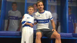 José Pedro Fuenzalida obsequió camiseta a hincha de la UC que se viralizó en redes sociales