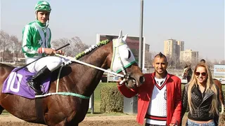 Arturo Vidal celebró el triunfo de “Clavito Godoy” en el Club Hípico