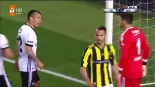 Día de furia de Gary Medel: Increpó a un compañero y peleó con un rival en el clásico turco