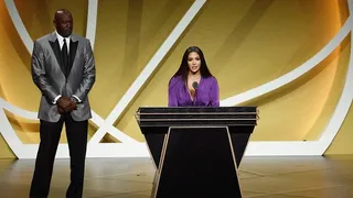 Kobe Bryant fue inmortalizado en emotiva inducción al Salón de la Fama del Baloncesto