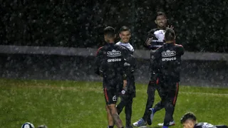 Nada los frena: Así fue el lluvioso primer entrenamiento de la Roja en Porto Alegre