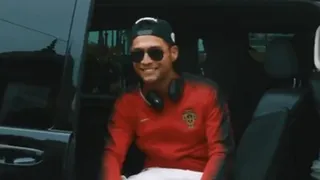 Doble de Cristiano Ronaldo causó furor en su recorrido por las calles de París