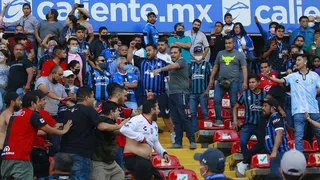 Niño hincha de Querétaro salvó a una seguidora de Atlas al regalarle su camiseta en batalla campal