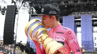 El festejo del australiano Jai Hindley tras ganar y hacer historia en el Giro de Italia