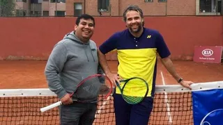 “Saque y Red”: La historia del chileno que trabaja como encordador en el Abierto de Australia