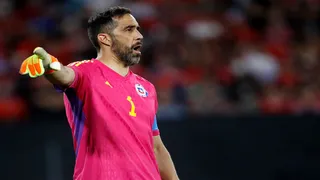 ¿La “U” o Católica?: El posible destino de Claudio Bravo ante una eventual vuelta al fútbol chileno