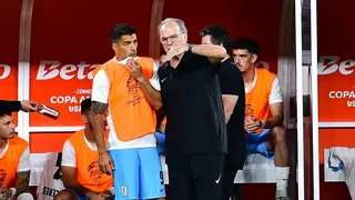 Seleccionados de Uruguay respaldaron los dichos de Luis Suárez contra Marcelo Bielsa