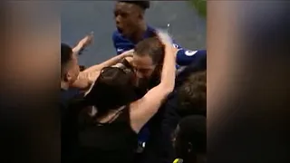 Hincha de Chelsea llevó la cara de Higuaín hasta sus senos para celebrar un gol