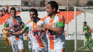 Cobresal y Valdivia ganaron para meterse en pelea de la Primera B
