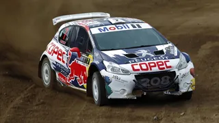 Francisco “Chaleco” López va por el Motorshow en el final del Rally Mobil
