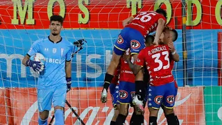 Unión Española asestó el primer golpe ante la UC en Santa Laura con un penal de Carlos Palacios