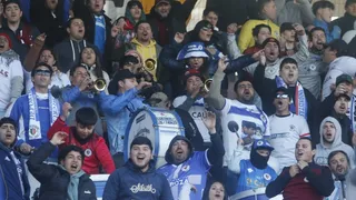 Hinchas de Santa Cruz armaron la fiesta en La Granja ante ausencia de seguidores de Colo Colo