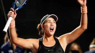 Garbiñe Muguruza derribó a Annet Kontaveit y clasificó a las semis de las Finales de la WTA