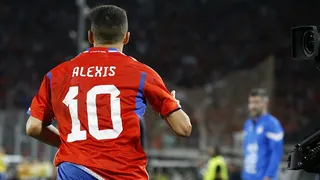 Alexis Sánchez y Bereton aparecen fijos en el ataque de la Roja