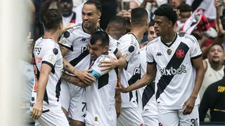 Gary Medel capitaneó a Vasco en su triunfo sobre Atlético Mineiro de Eduardo Vargas
