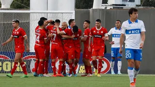 U. Católica lamentó una expulsión tempranera y sufrió una goleada aplastante en La Calera