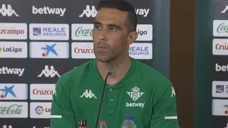 A Claudio Bravo no le gustó que le preguntaran por Messi durante su presentación en Betis
