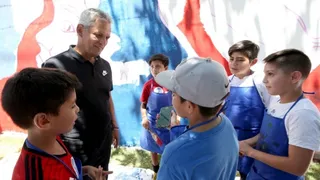 Rueda estuvo presente en confección de mural simbólico hecho por niños en “Pinto Durán”