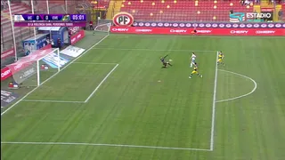 Franco Torgnascioli recibió fuerte pelotazo en la cara en atajada a Alexander Aravena